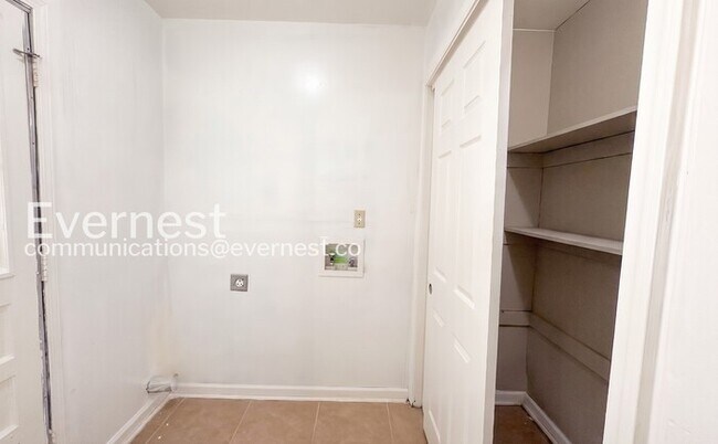 Building Photo - 3 Bed/2 Bath Home with Carport / Vouchers Accepted /Available Now!
