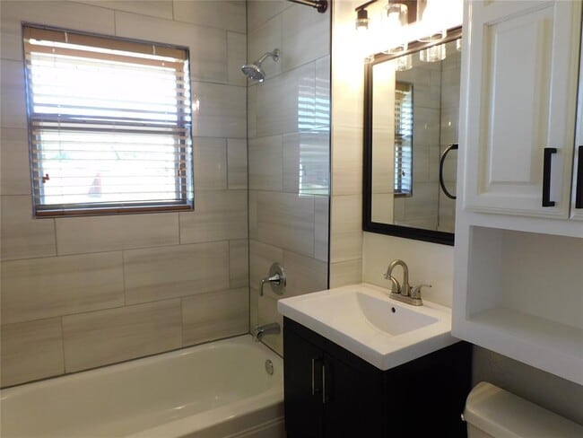 Building Photo - 728 SW 1st St