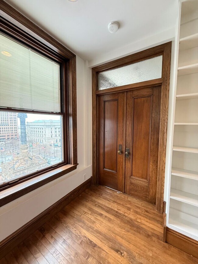 Building Photo - Beautiful and Spacious 3 BDRM 2 BATH Unit in the Heart of Public Square