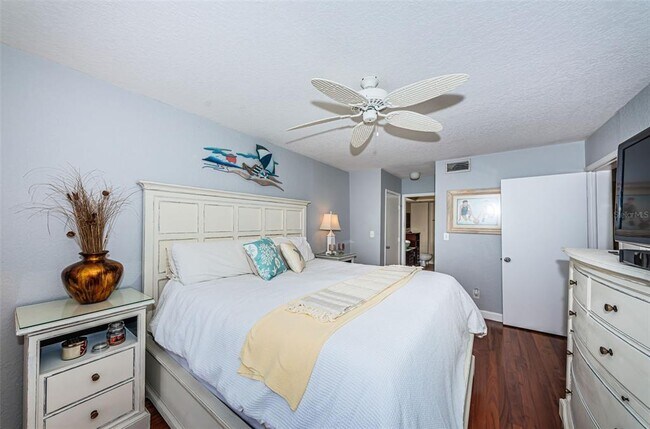 Building Photo - 6105 Bahia Del Mar Cir