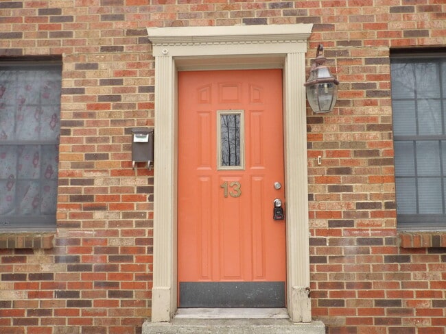 Building Photo - 244 Meadowview Dr