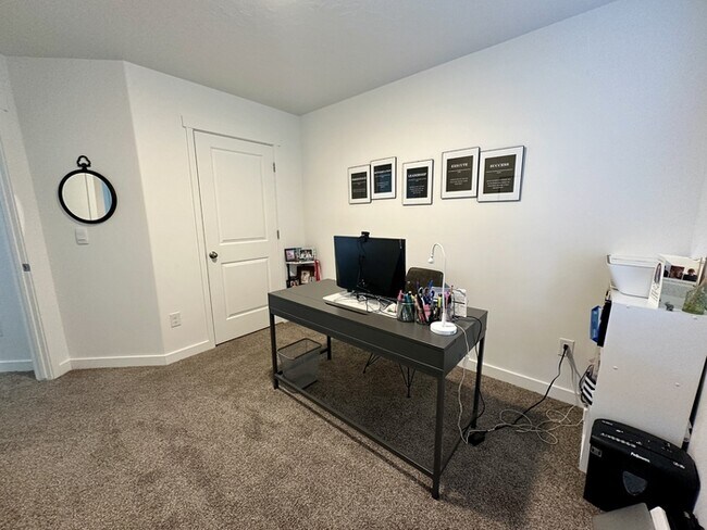 Building Photo - 8715 W Addie Dr