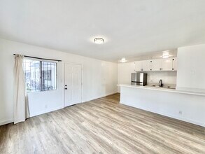 Building Photo - 716 W 81st St