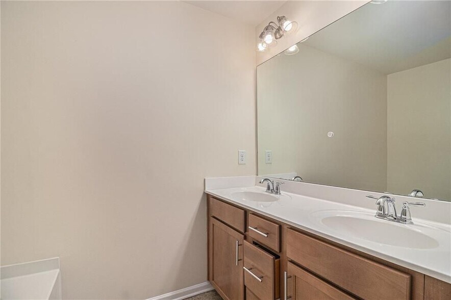Building Photo - 5004 Longview Walk