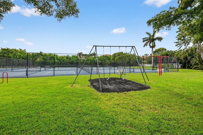 Building Photo - 5780 Sun Pointe Cir