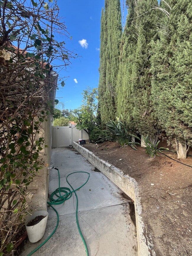 Building Photo - 39510 Sunrose Dr