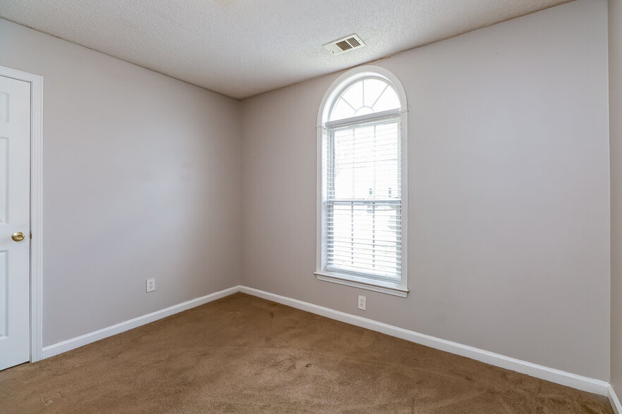 Building Photo - 4935 River Overlook Way