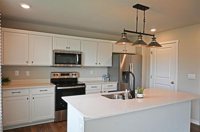 Building Photo - Spacious Elegance Meets Modern Comfort In ...