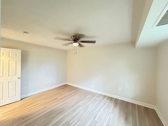 Building Photo - Renovated 1 bdrm, 1 bath Apt