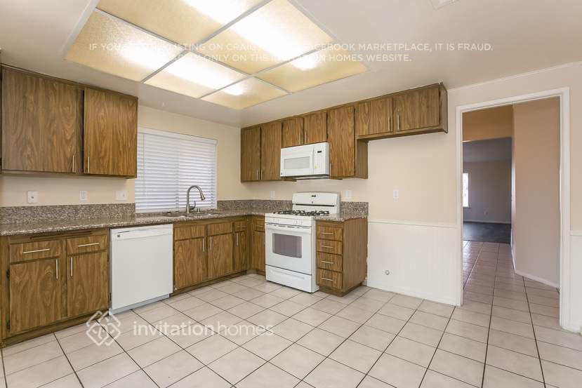 Building Photo - 3200 Jennifer Dr
