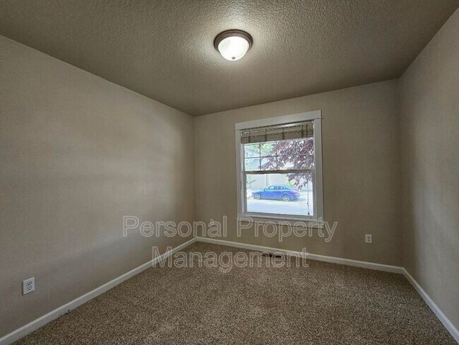 Building Photo - 11809 NE 26th Pl