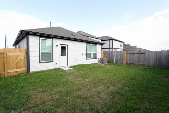 Building Photo - 6423 Lakeview Haven Dr