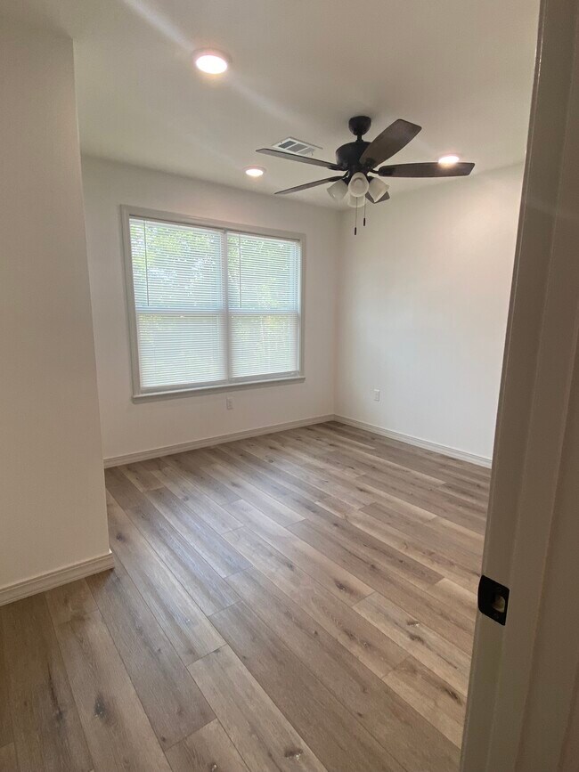 Building Photo - 416 E G St