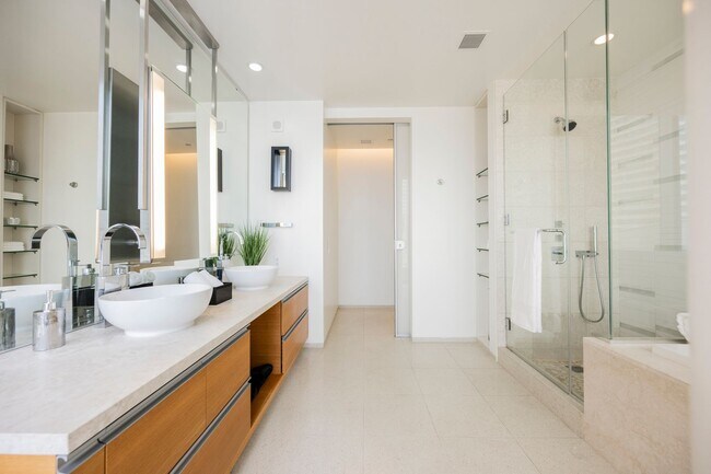 Building Photo - Luxurious premium corner unit nearly 1600 sq ft., Impeccably furnished-turn key- 2 bedroom 2 bath...