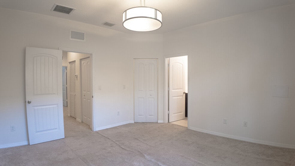 Building Photo - 1042 NW 33rd Mnr