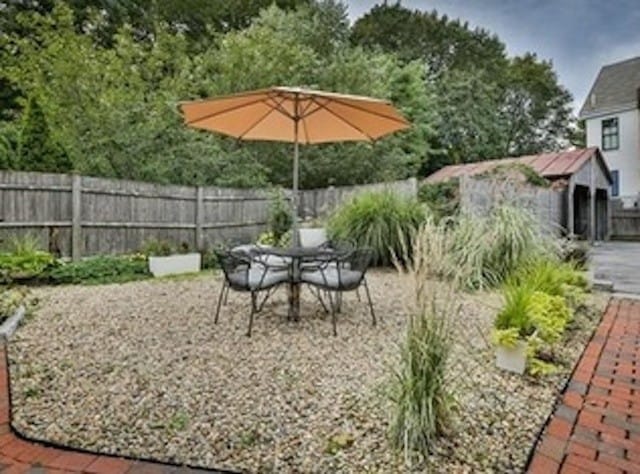 Common Garden Area with Patio Furniture - 20 Horton St