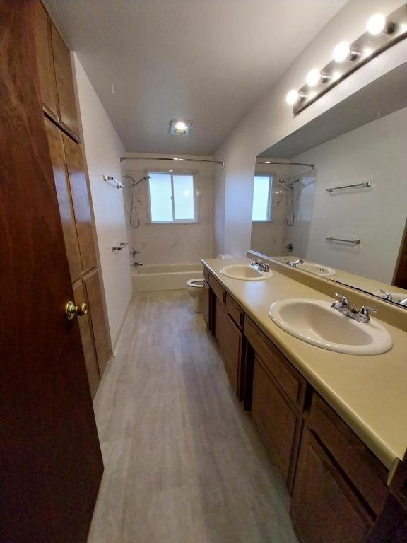 Building Photo - 716 NE 12th St