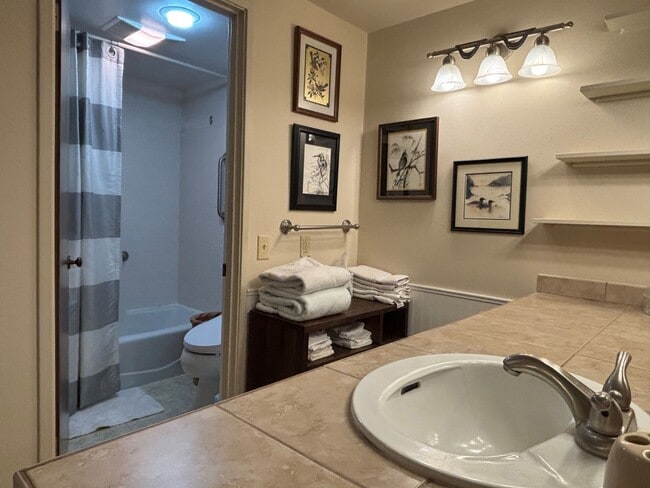 Building Photo - 221 N Bay Ln