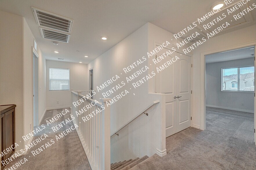 Building Photo - 374 Yellow Finch Ln