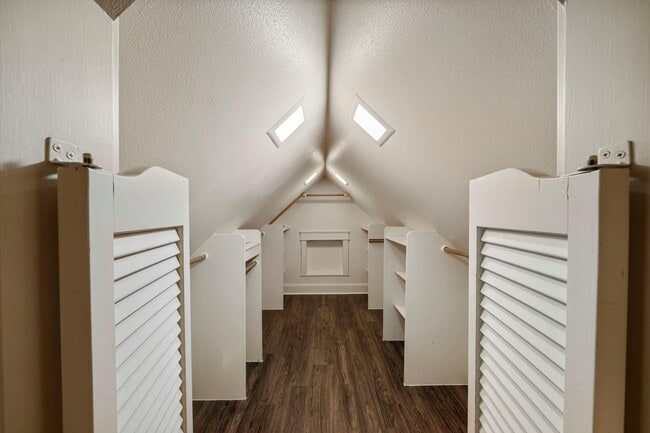 Building Photo - 1651 Cortlandt St