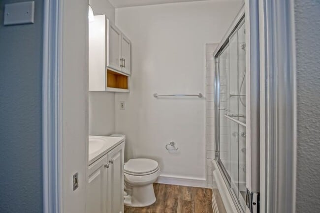 Building Photo - Beautifully Remodeled, Bright & Airy Home w/ Detached Bonus Room w/ Bath & 1-Car Garage, Front Ya...