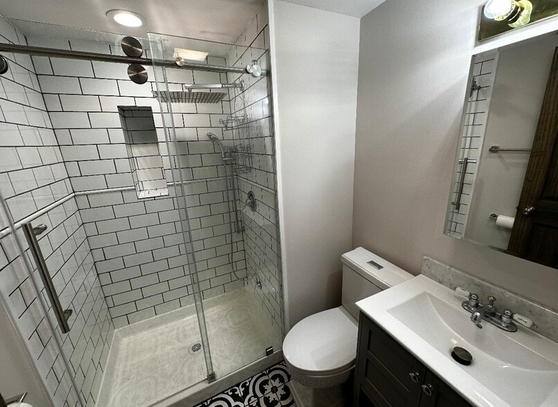Washroom - 4618 N Karlov Ave