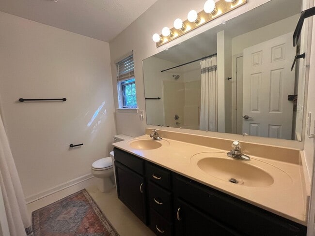 Building Photo - Beautiful Donelson Cottage With Private Fenced Yard