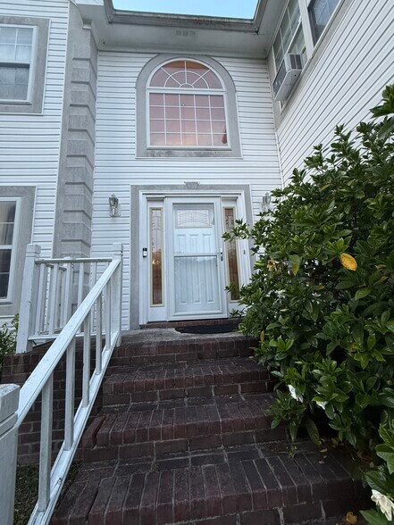Front entrance - 1308 Crosswood Ln