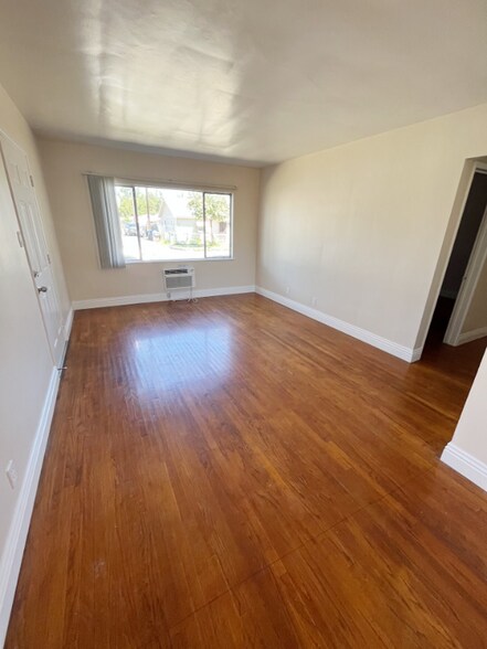 Building Photo - 615 N Vine Ave