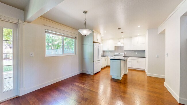 Building Photo - 360 Manka Cir