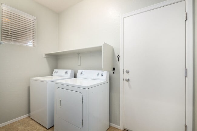 Building Photo - 3 Bedroom, 2 bath home in the heart of Gilbert!