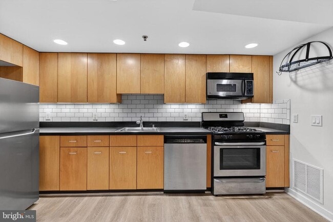 Building Photo - 36 Moore St