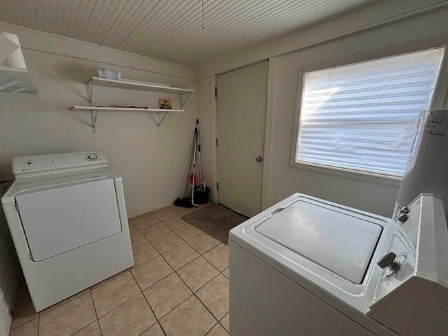 Building Photo - 2330 W Randolph Ave