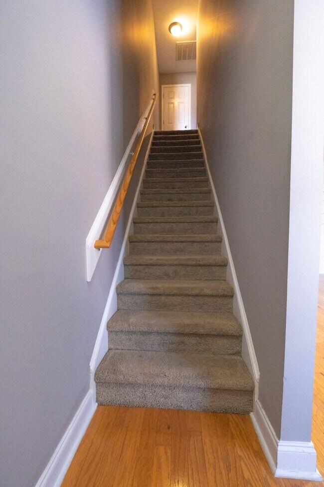 Building Photo - Available Now: 2 Bedroom, 2.5 Bath Condo in East Athens