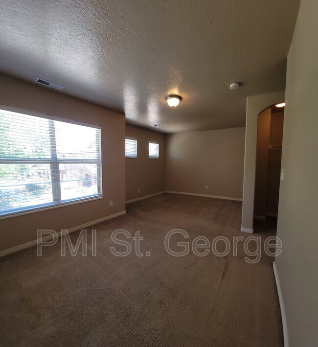 Building Photo - 3155 S Hidden Valley Dr