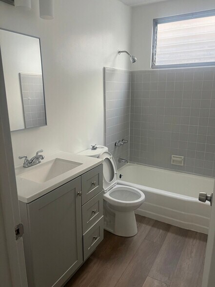 Building Photo - 3426 Mentone Ave