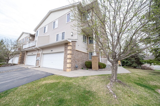 Building Photo - 6988 S Park Dr