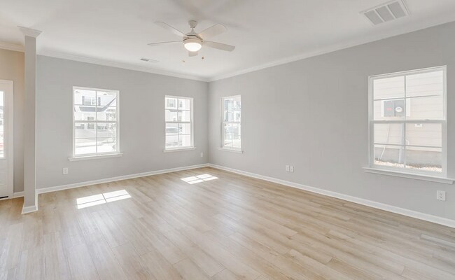 Building Photo - Spacious 5-Bedroom Home with Modern Finishes in Prime Elgin Location