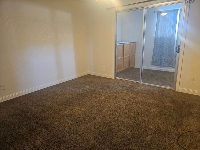 Building Photo - Unfurnished Long Term