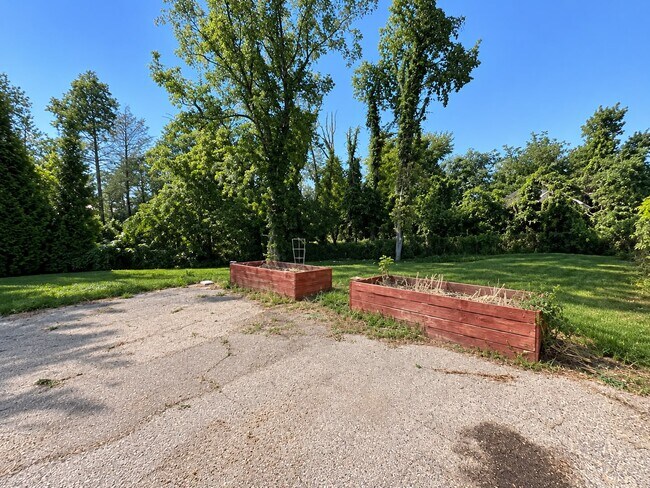 Building Photo - 6797 Lawnton St