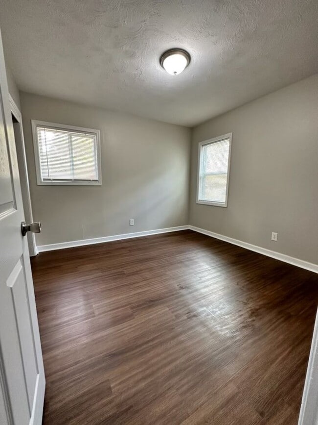 Building Photo - Newly Renovated 3 Bedroom House North Jack...
