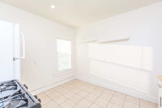 Building Photo - Charming 1-Bed/1-Bath Corner Unit One Block from the Heart of Barrio Logan!
