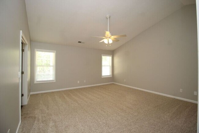 Building Photo - Huge Ranch home!