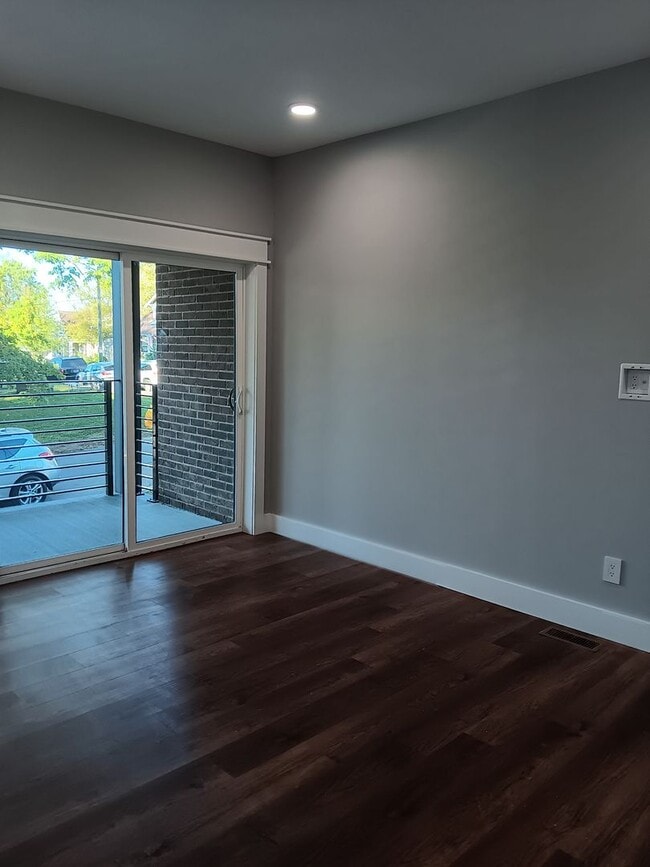 Building Photo - Spacious 6BR Townhome Near UTK | Private B...