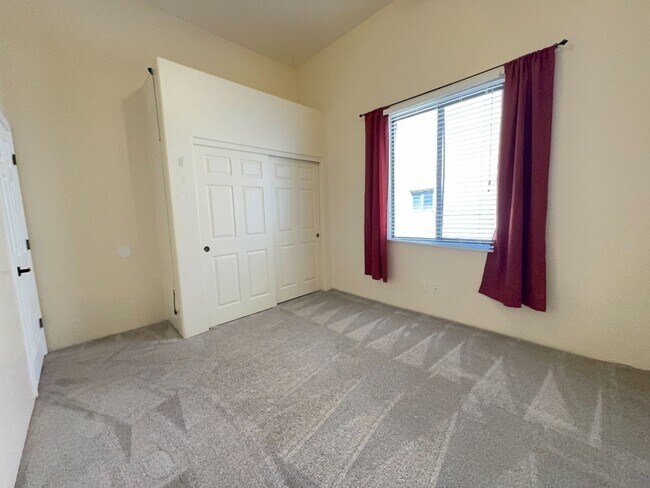 Building Photo - Available Now-3 bdrm/2 bath large open con...