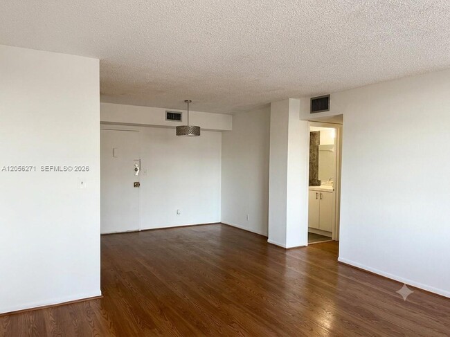 Building Photo - 2025 NE 164th St