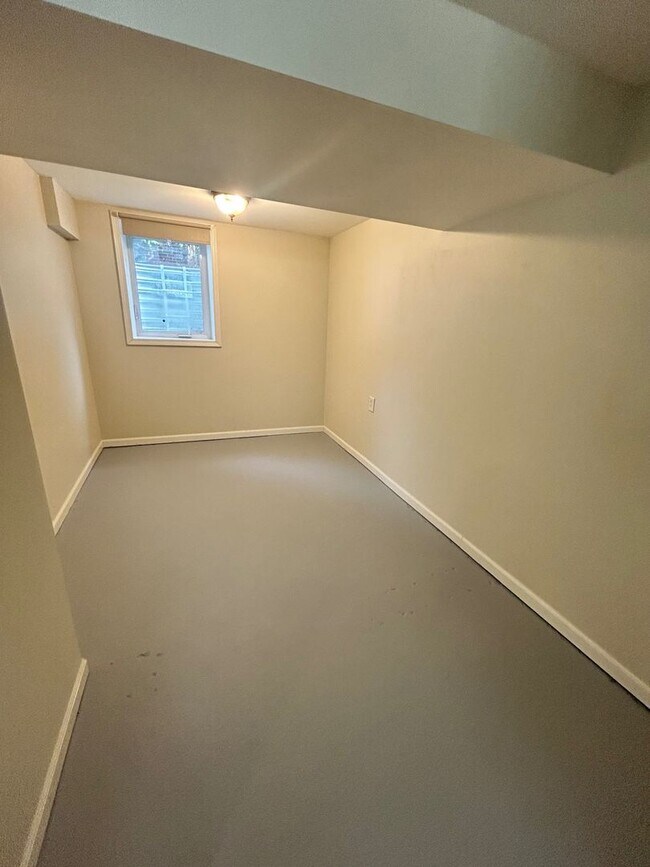 Building Photo - 1543 Gladstone Dr SE