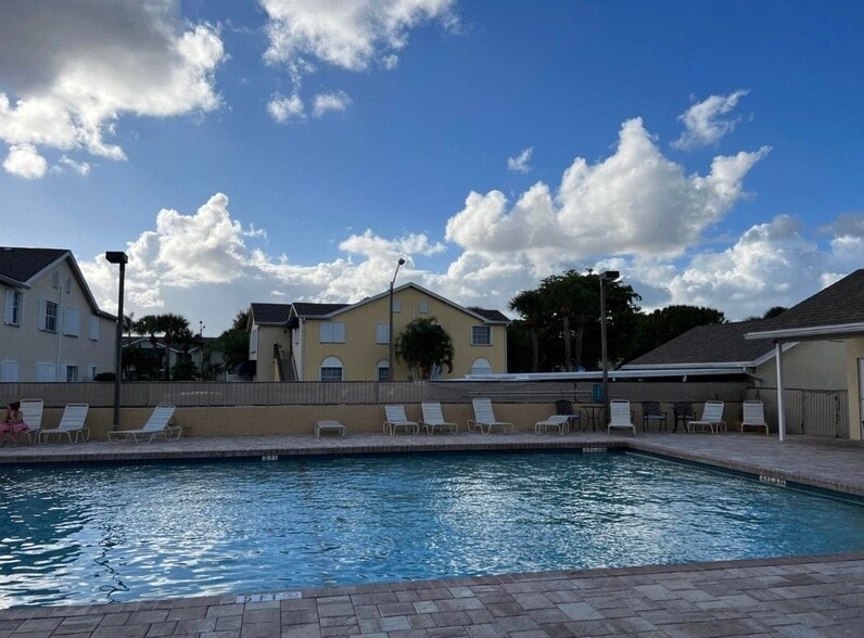 Building Photo - 647 Waterside Dr