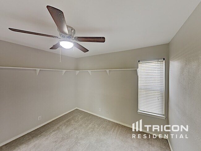 Building Photo - 901 Loganwood Dr