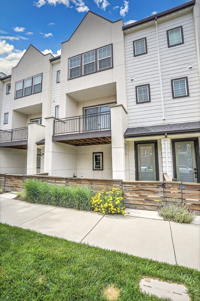 Building Photo - $2,680 - 2 Bed, 2.5 Bath Townhome in Broom...